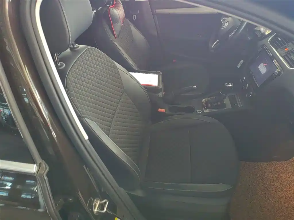 Škoda Octavia 2018 1.6L Automatic Luxury фото 20