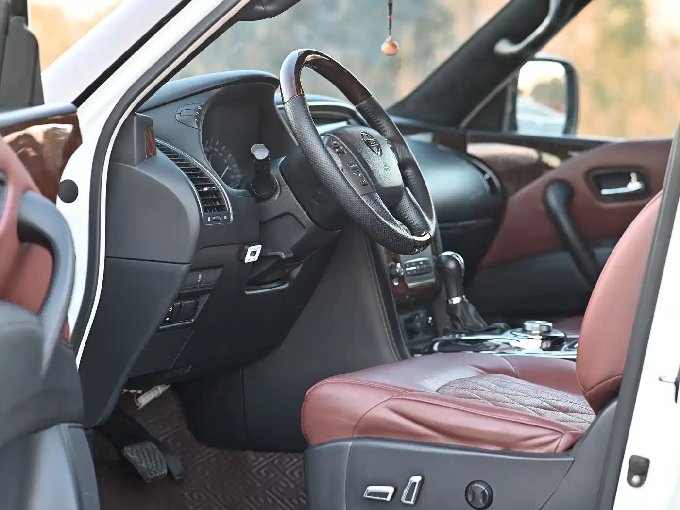 Nissan Patrol 2018 4.0L Leadership фото 4