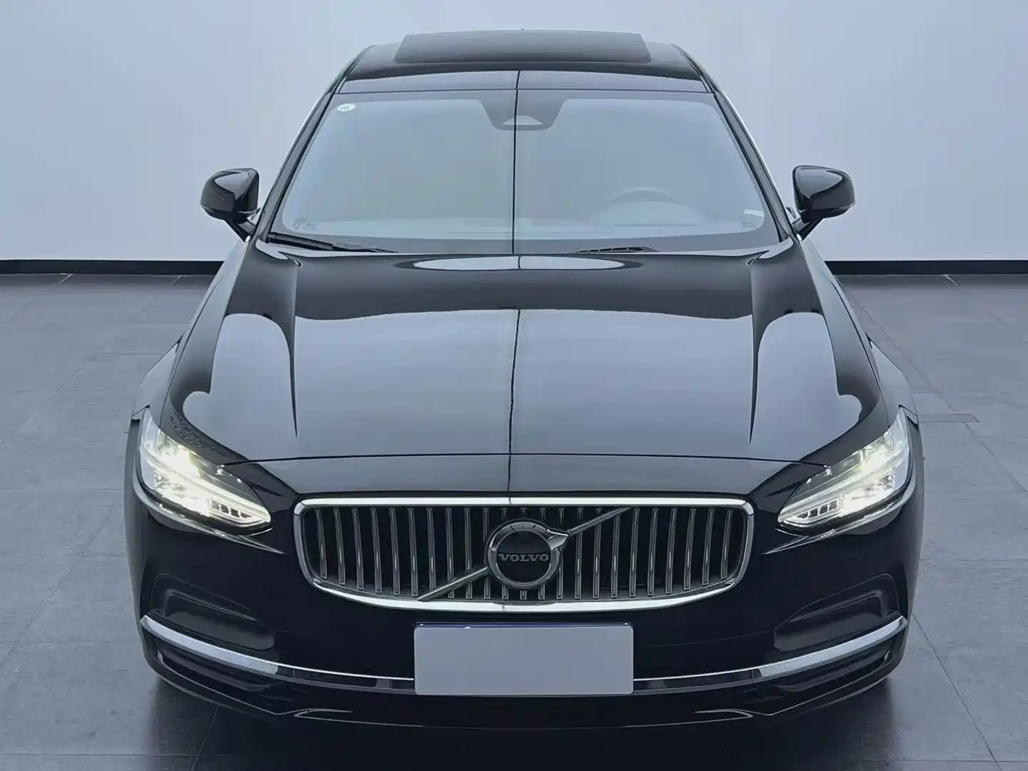 Photo 2 - Volvo S90