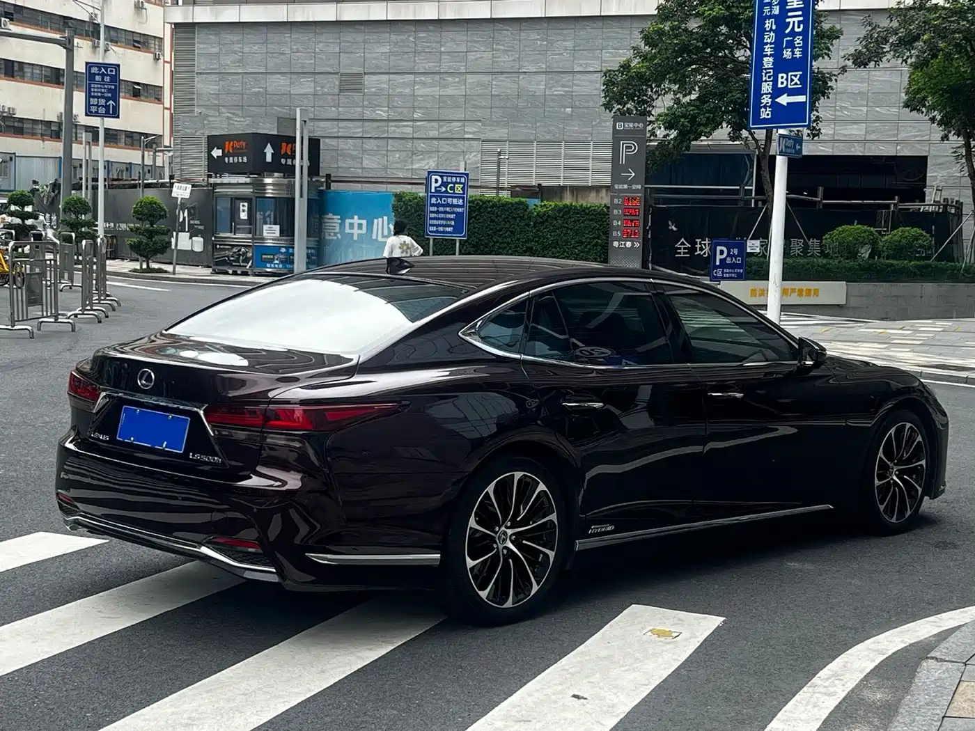 Lexus LS 2021 500h Executive Edition фото 13