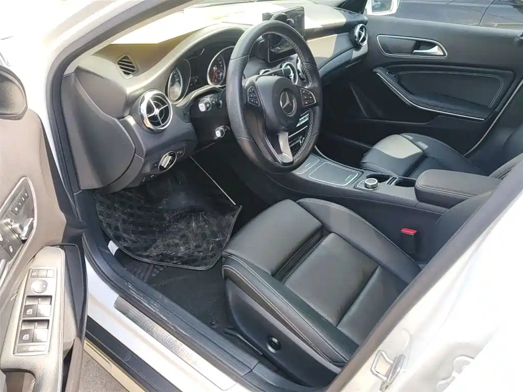Mercedes-Benz GLA 2017 GLA 200 Dynamic фото 16