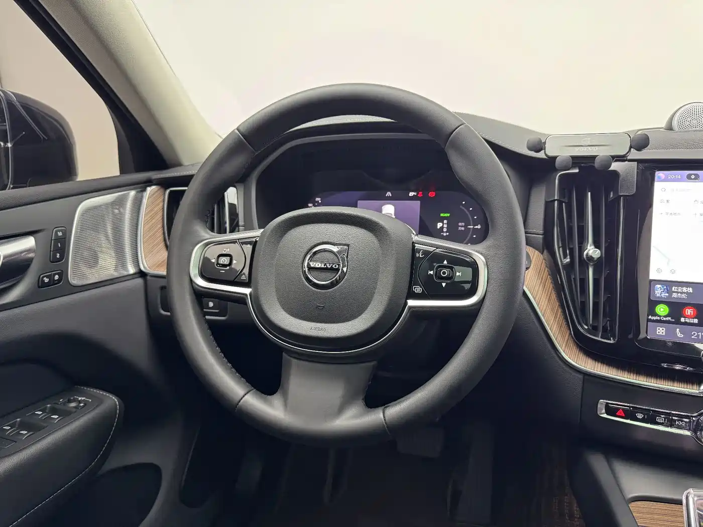 Photo 13 - Volvo XC60 Plug-in Hybrid