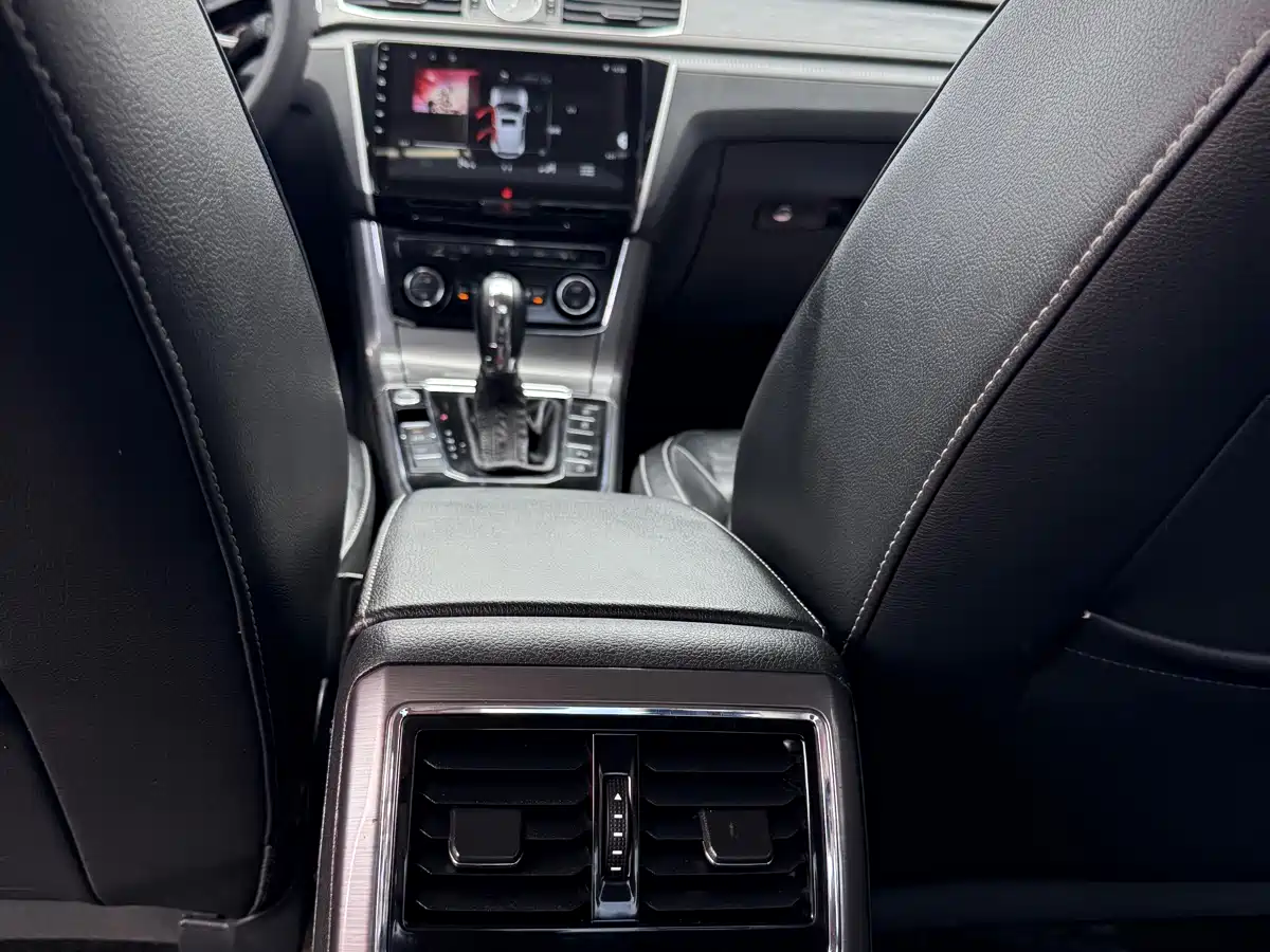 Volkswagen Passat 2017 330TSI DSG Prestige фото 6