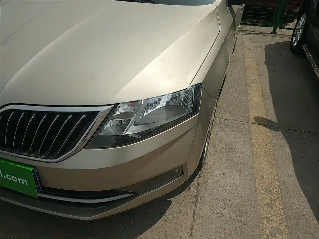 Škoda Rapid 2018 1.6L Automatic Comfort Edition фото 18