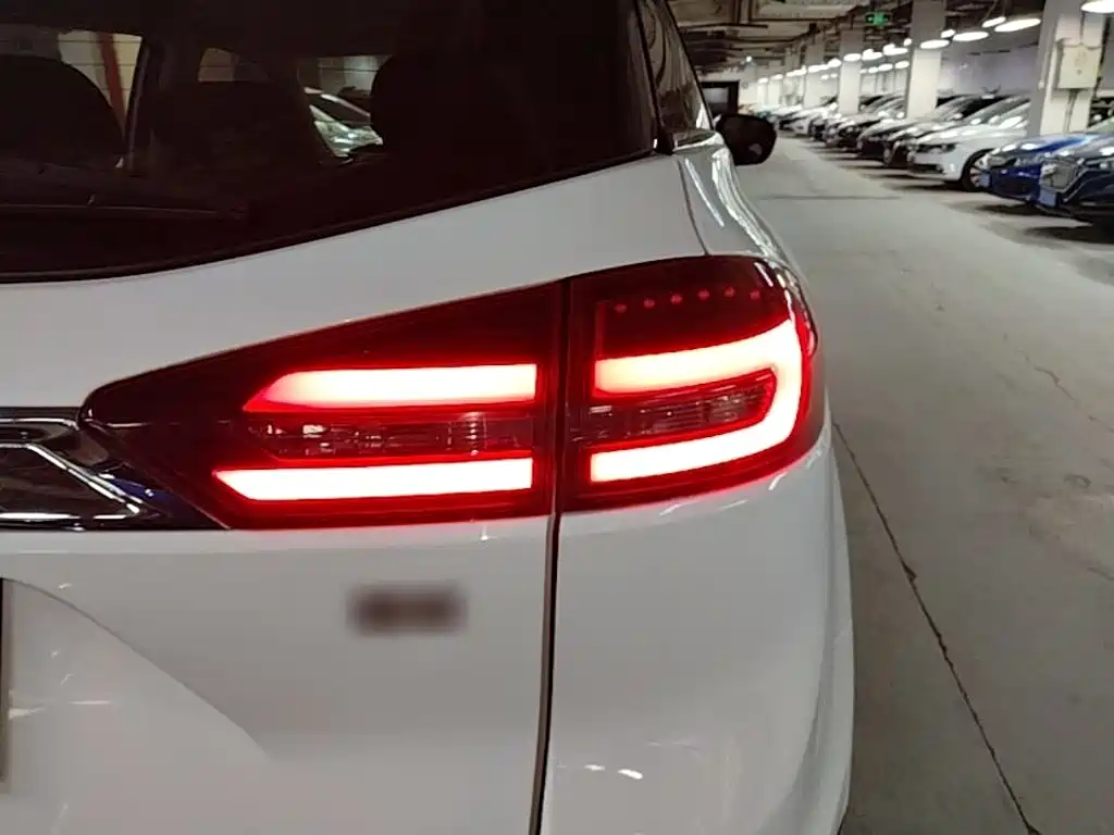 Фото 8 - Geely Boyue