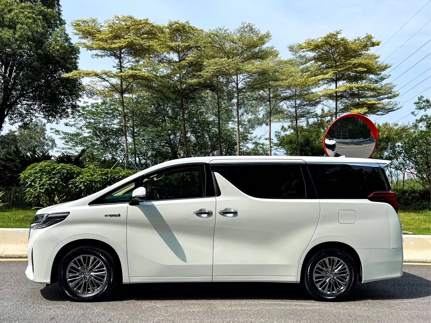 Toyota Alphard 2021 Hybrid 2.5L Luxury фото 4