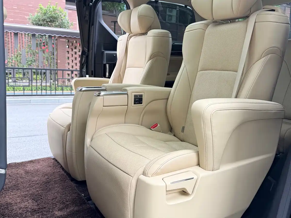 Фото 13 - Toyota Alphard
