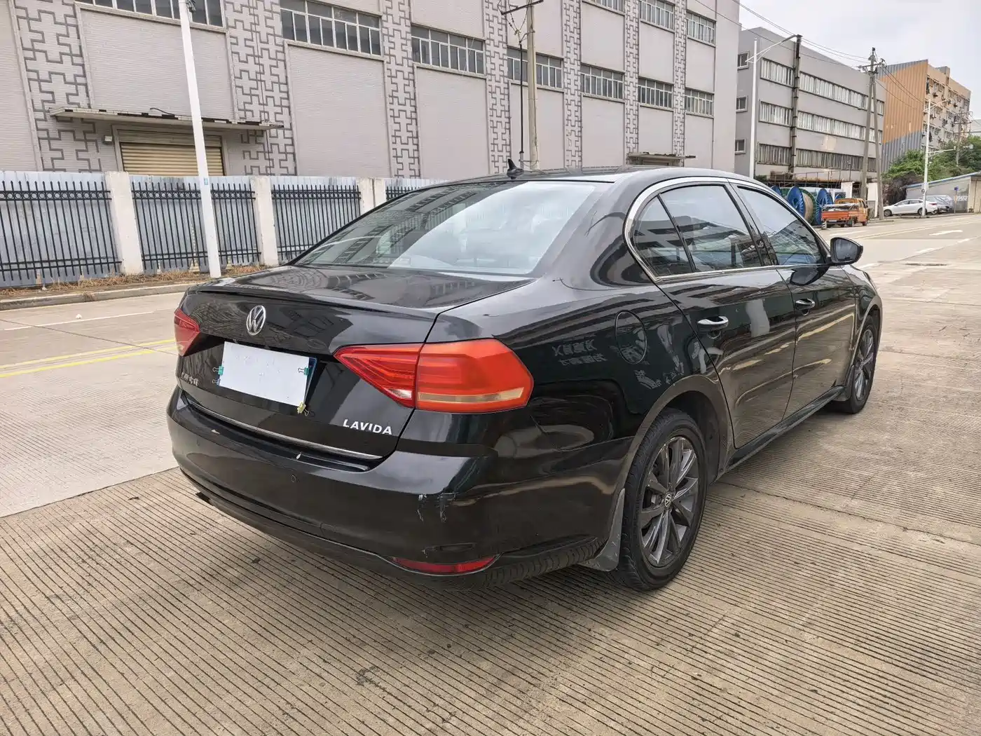 Volkswagen Lavida 2015 1.6L Automatic Comfort Edition фото 9